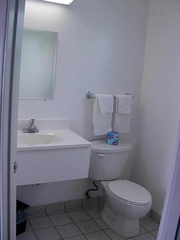 Economy Inn Willows Room photo